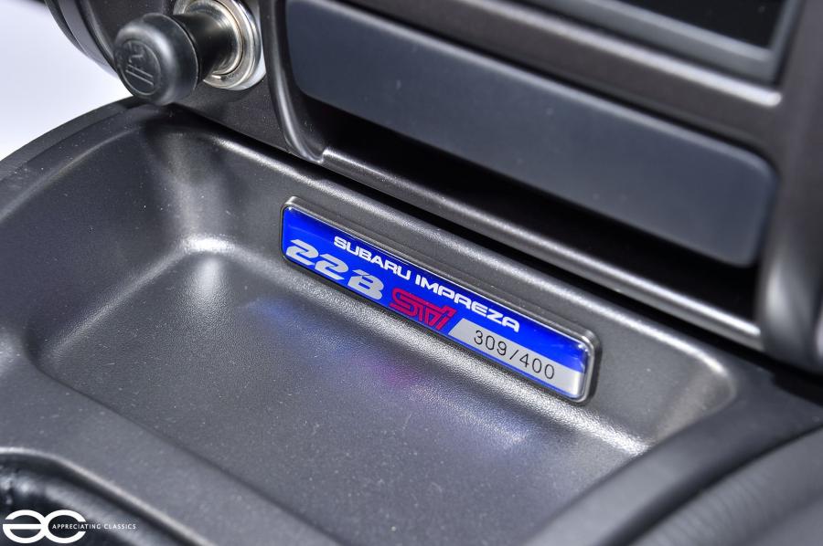 Детали интерьера Subaru Impreza 22B STi (GC8E2SD, 309 of 400) 1998 года  (фото 17 из 20)